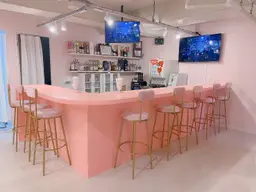 ピンクのかわいいナースカフェの空間!