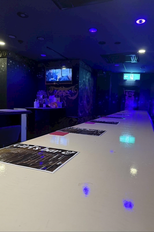 Girl’s Bar &