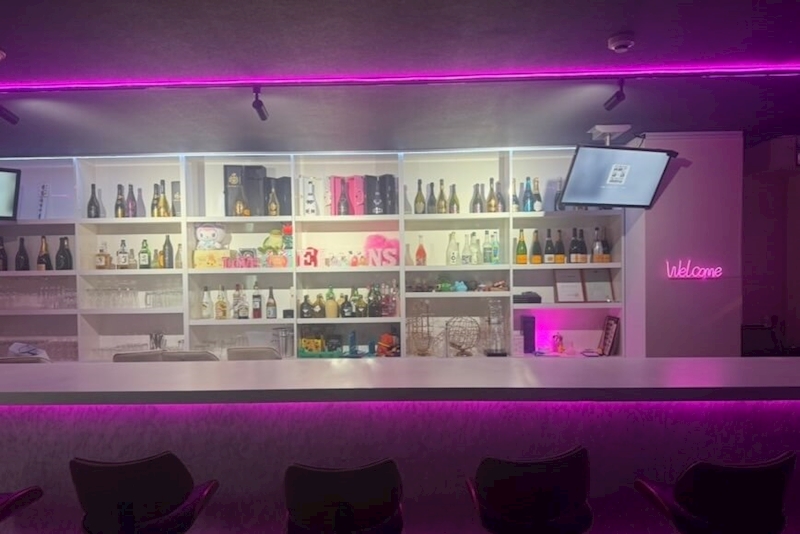 GIRLS BAR EINS