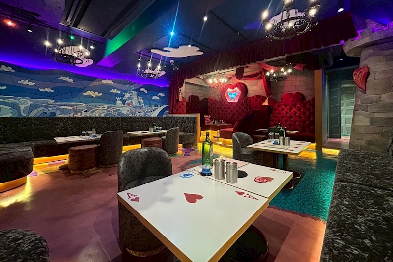 Alice Lounge