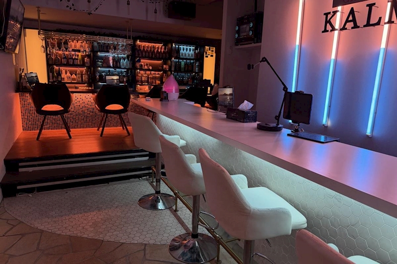 Girl’s Bar & Cafe KALMIA