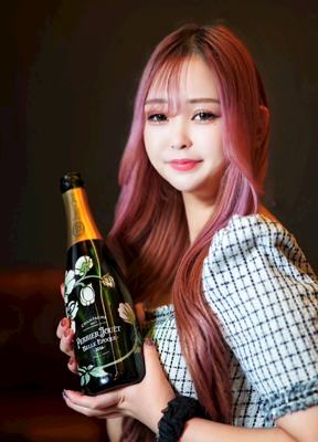 CLUB Paris 一華りな