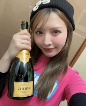 WHITE. 東条芽依