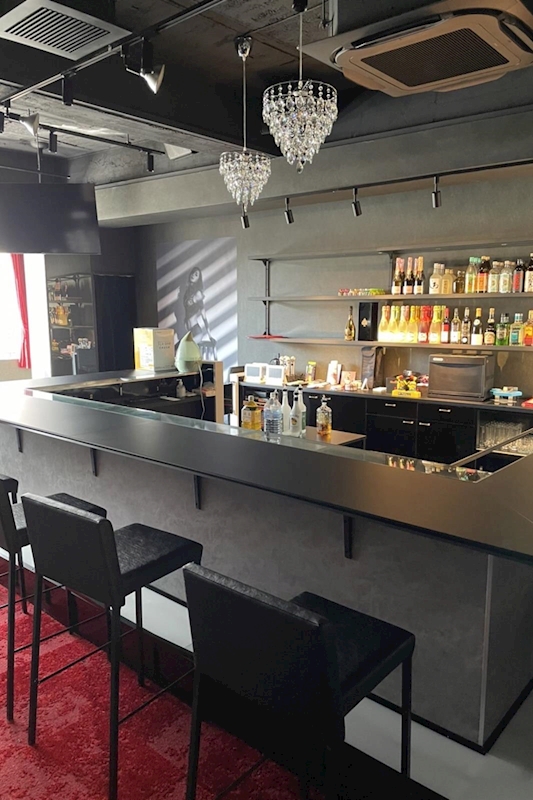 GIRL’S BAR CATIA