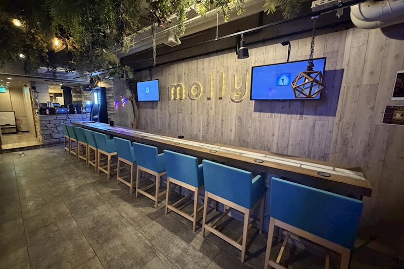 Girls Bar molly