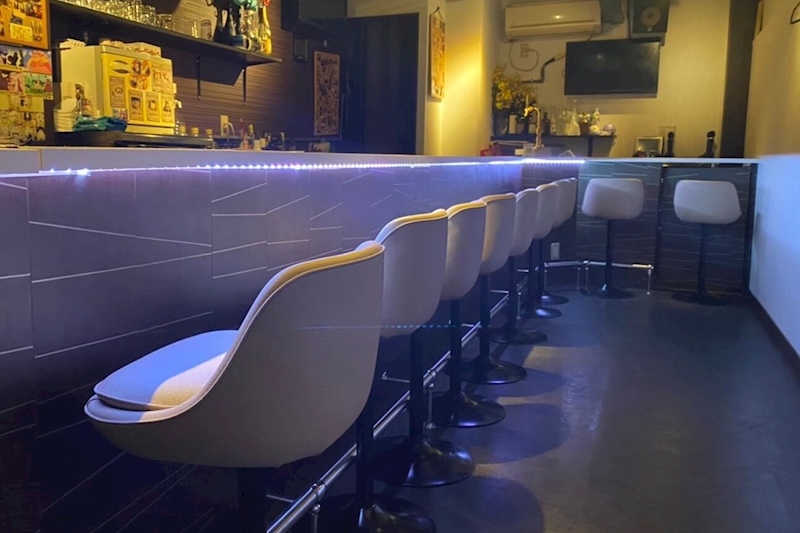 GIRL’S BAR FUA
